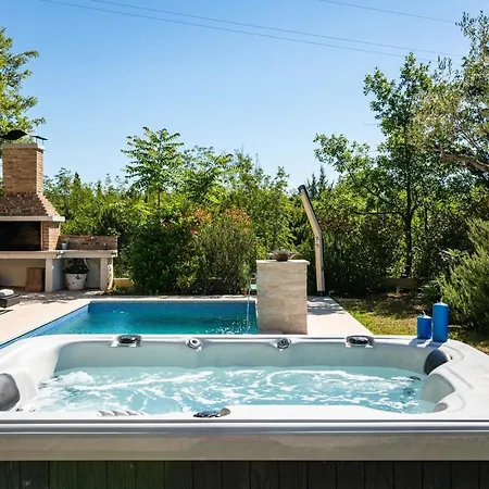 Spacious House - Pool / Jacuzzi / Sauna / Playground / 8+2 別荘 *