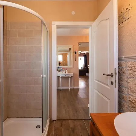 Spacious House - Pool / Jacuzzi / Sauna / Playground / 8+2 別荘 Rakalj