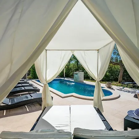 Spacious House - Pool / Jacuzzi / Sauna / Playground / 8+2 別荘 Rakalj