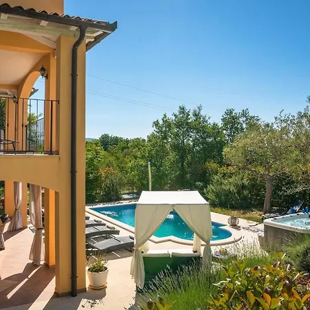 Spacious House - Pool / Jacuzzi / Sauna / Playground / 8+2 *