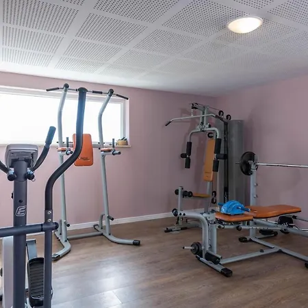 Spacious House - Pool / Jacuzzi / Sauna / Playground / 8+2 Rakalj