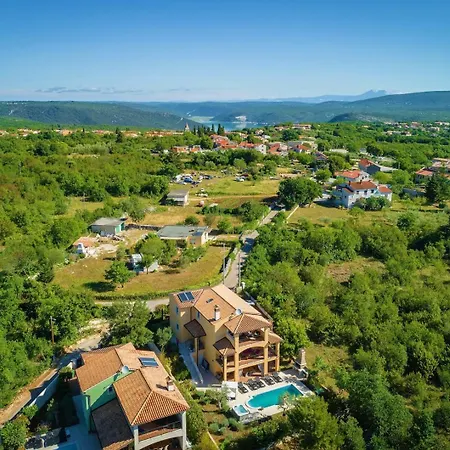 Spacious House - Pool / Jacuzzi / Sauna / Playground / 8+2 Rakalj